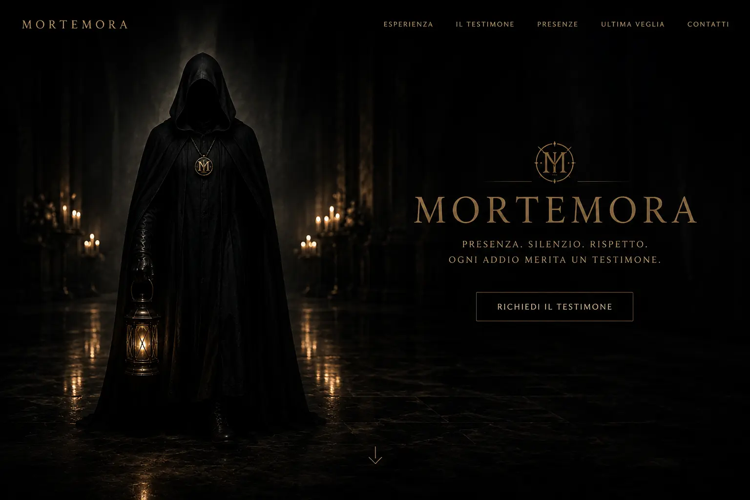 Il Testimone MORTEMORA, figura ammantata con cappuccio e medaglione M·ETERNO, immobile con la lanterna accesa in una sala illuminata da candele